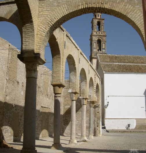 La torre de la iglesia de Santa María y San Juan, vista desde los restos de la muralla almohade